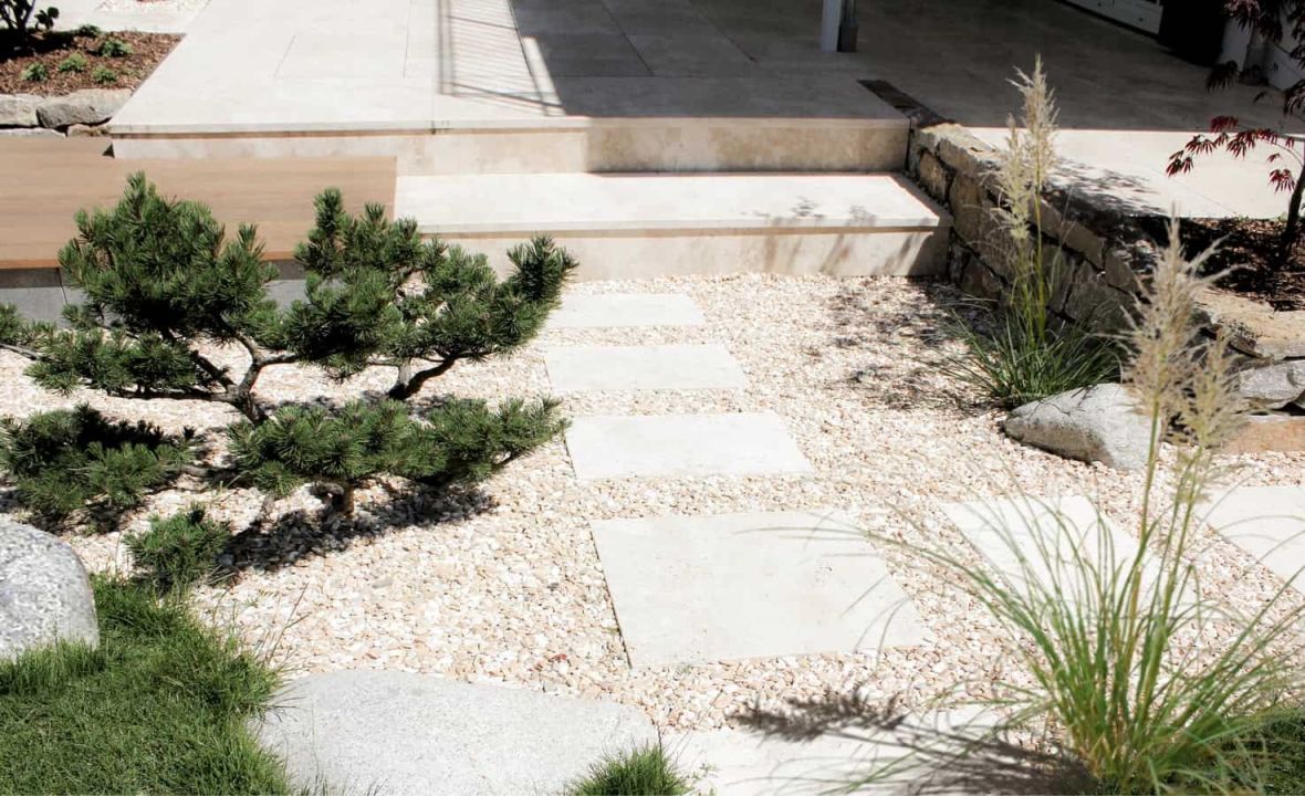 Gartengestaltung mit Kiesfläche Kiefer Pinus Trittplatten